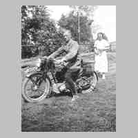 062-0007 Kurt Marquardt auf seinem Motorrad -NSU D- neben dem Pflanzengarten. Dahinter seine Schwester Maria..jpg